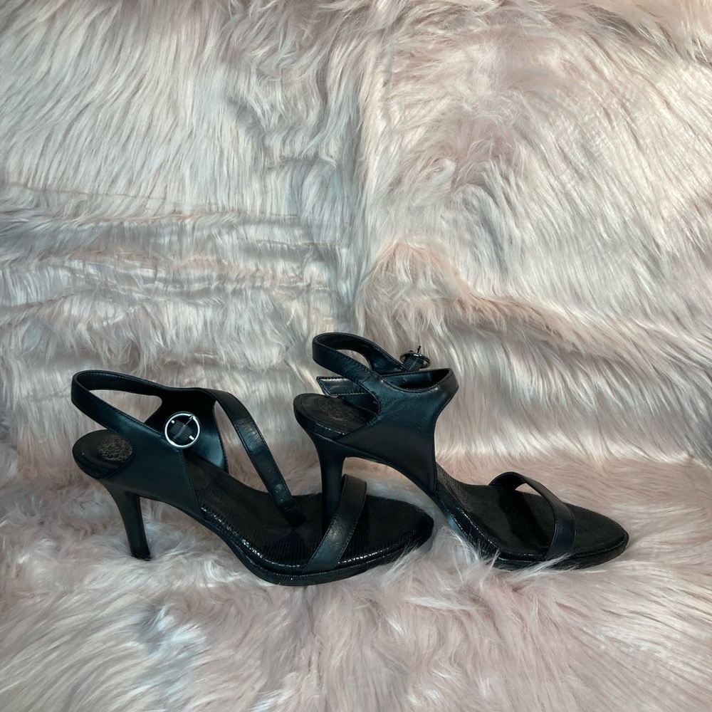 VINCE CAMUTO Lynona sandals